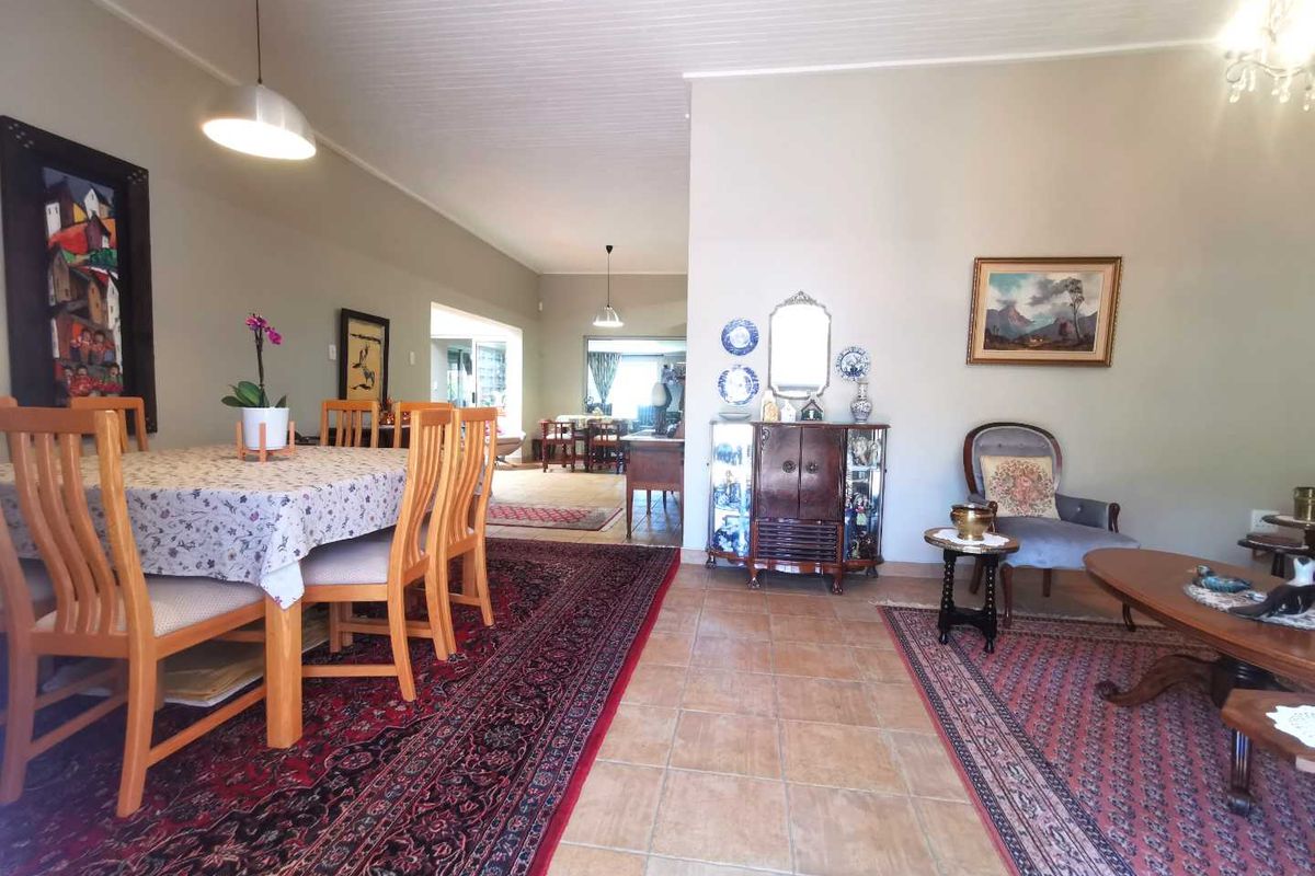 Single levelled House with granny flat for sale in Klein Windhoek - Photo 4