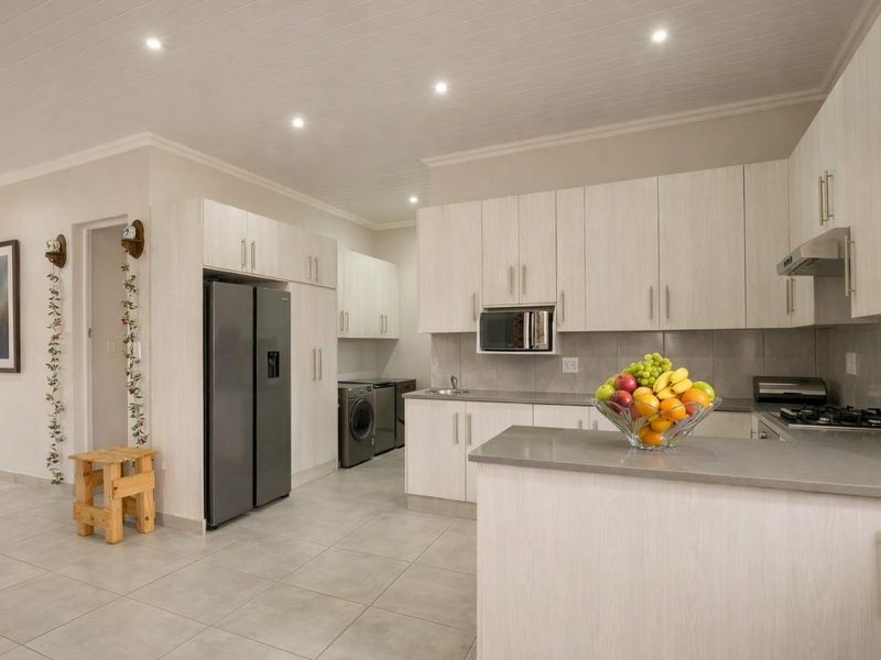 Modern 3-Bedroom Duet for Sale in Dana bay - Photo 4