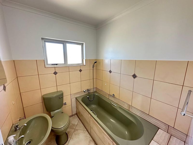 3 Bedroom House TO LET in Cimbebasia - Photo 8