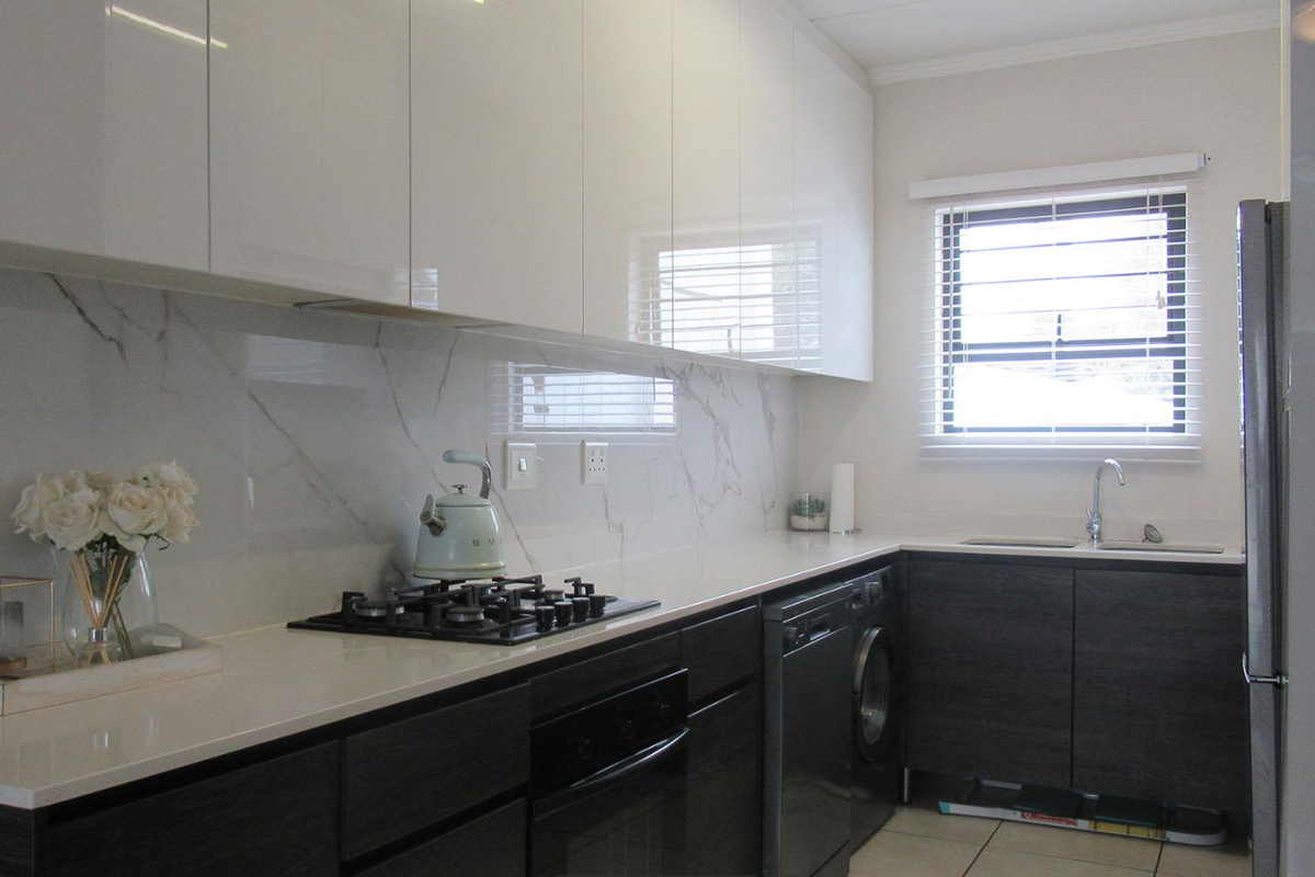 3-bedroom ground floor unit for sale - Photo 2