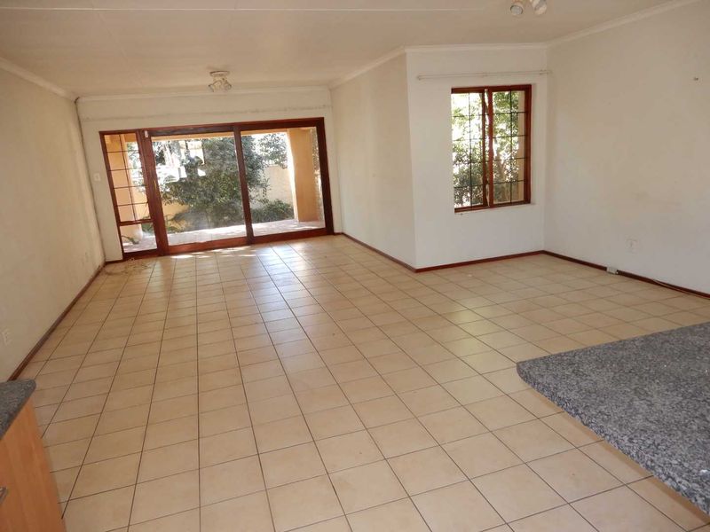 A spacious 2-bedroom freehold cluster home situated in a secure estate in  Douglasdale. - Photo 2