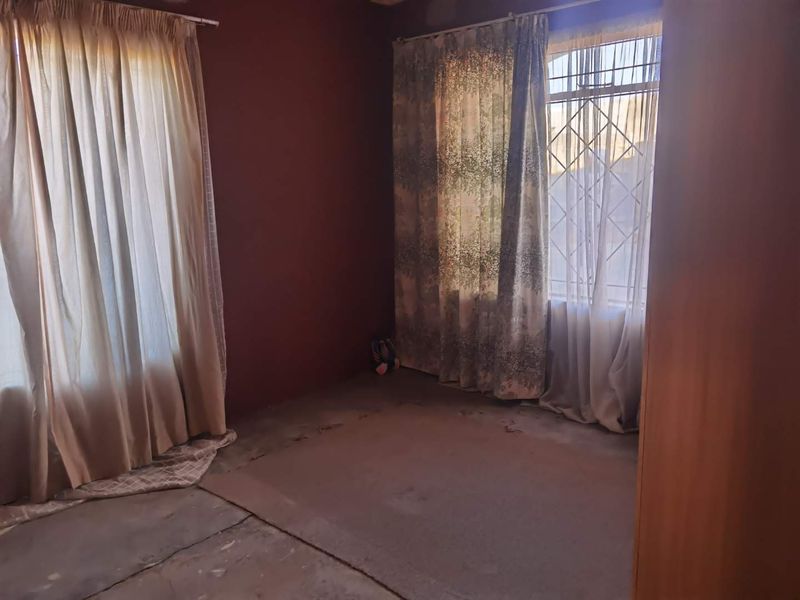 Investment property with 5 outside rooms for sale in Tembisa - Photo 8