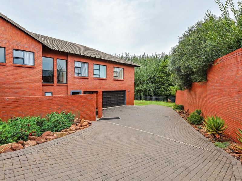 An Iconic Riverfront Estate Residence in Blue Water Creek, Zwavelpoort - Photo 3