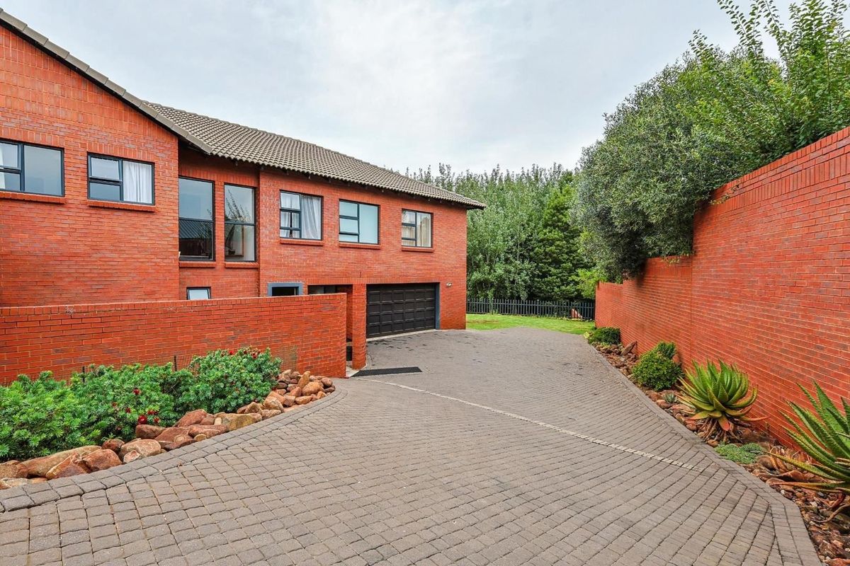 An Iconic Riverfront Estate Residence in Blue Water Creek, Zwavelpoort - Photo 3