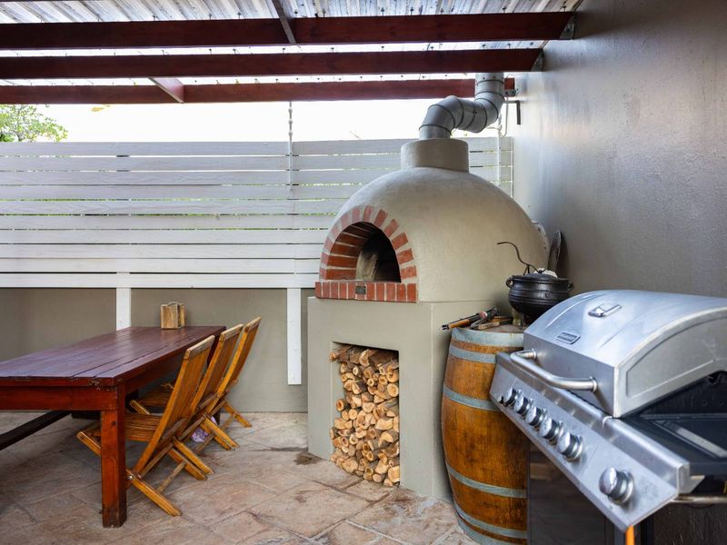 Iconic Muizenberg Property | 2 Apartments | Sold as Going Concern | Guesthouse/Commercial Potential - Photo 6