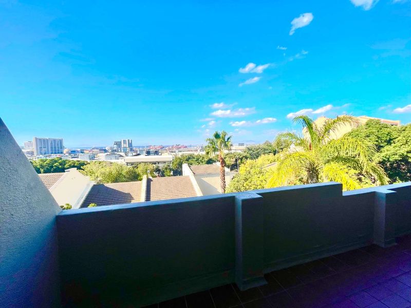 Spacious 3-Bedroom Duplex with Spectacular City, Table Bay, harbour and Table Mountain Views - Photo 4