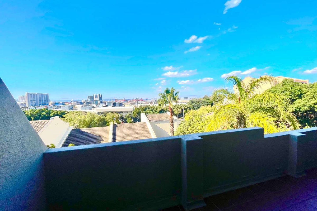 Spacious 3-Bedroom Duplex with Spectacular City, Table Bay, harbour and Table Mountain Views - Photo 4