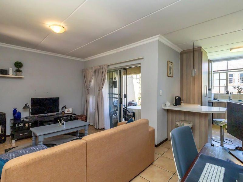 Well Priced Ground Floor Unit - Photo 3