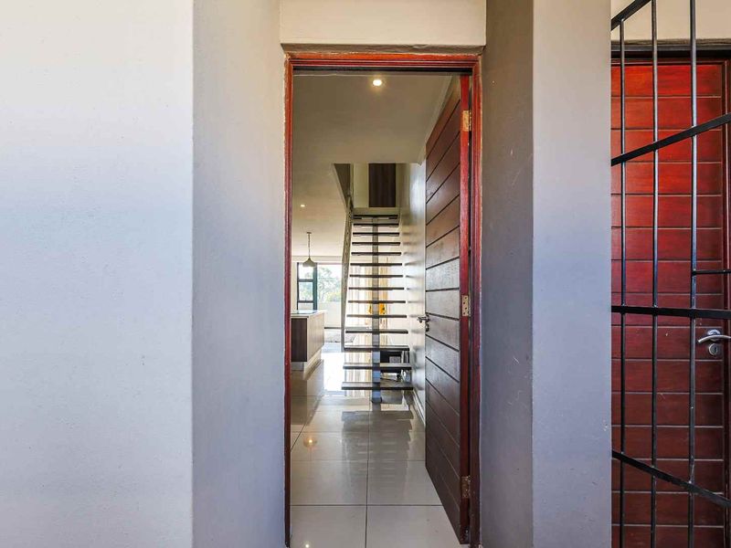 Modern 2-Bedroom Apartment with Rooftop Braai Area - Photo 2