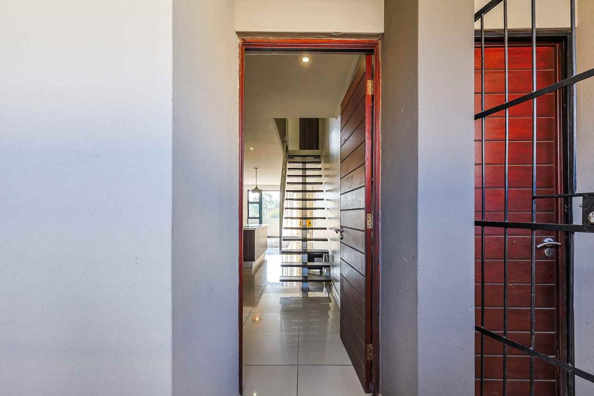 Modern 2-Bedroom Apartment with Rooftop Braai Area - Photo 2