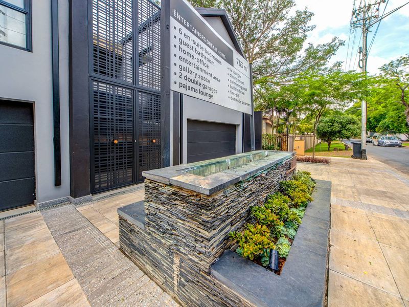 Modern Home In The Prestigious Waterkloof - Photo 3