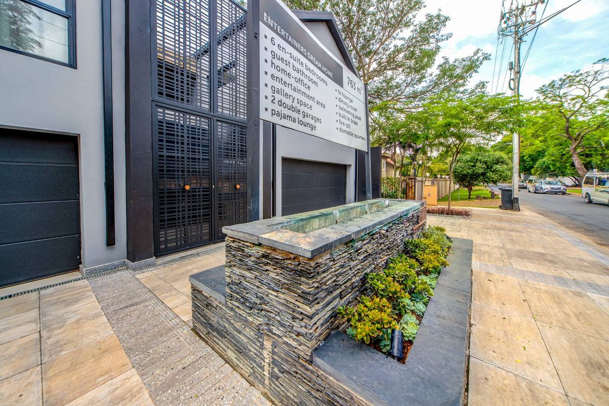 Modern Home In The Prestigious Waterkloof - Photo 3