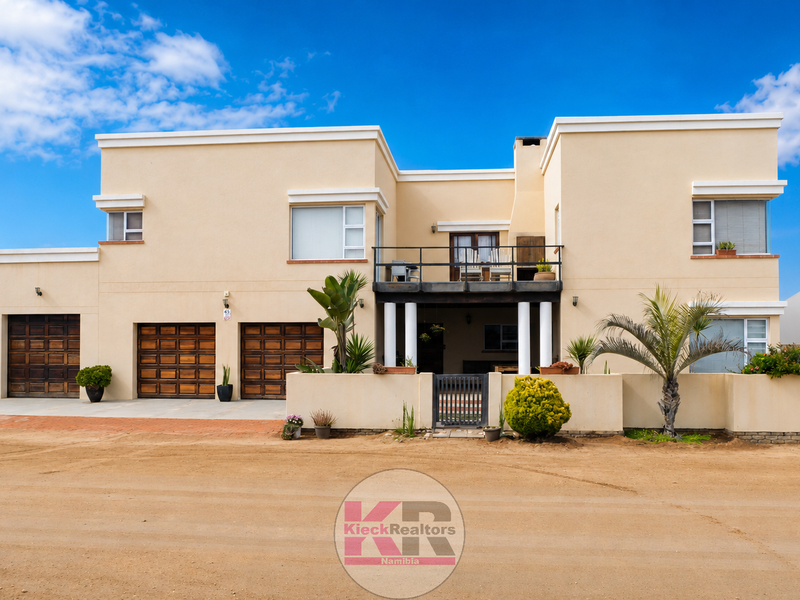 Perfect Coastal Family Home. Plus Flat as an added bonus. Walking distance to the beach. HENTIES BAY (Hentiesbaai) - Photo 1
