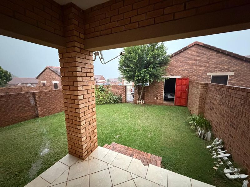 Two Bedroom ground unit in Mooikloof Ridge for Sale - Photo 9