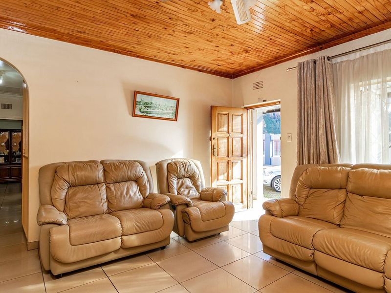 Immaculate Family Home in Rynsoord - Photo 4