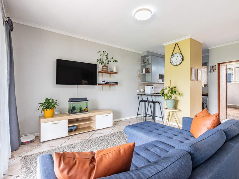 Charming Simplex Living with Endless Potential, perfect for young professionals SORRY NO PETS ALLOWED - Photo 5