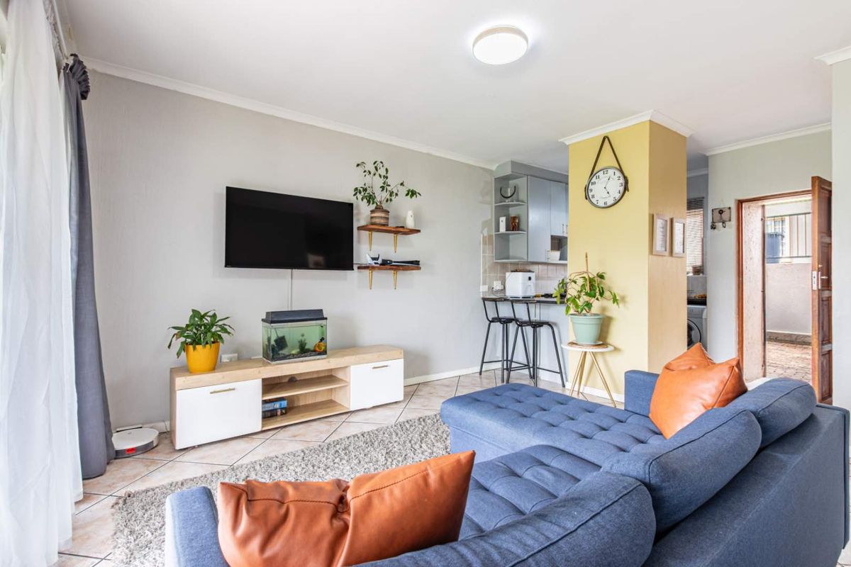 Charming Simplex Living with Endless Potential, perfect for young professionals SORRY NO PETS ALLOWED - Photo 5