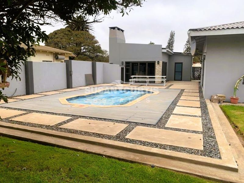 Modern Renovated Family Home in Central Oranjemund - Photo 2