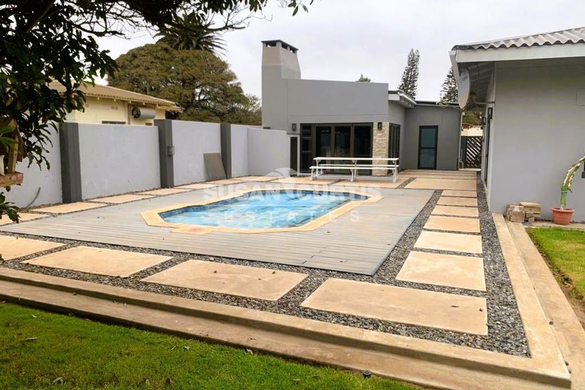 Modern Renovated Family Home in Central Oranjemund - Photo 2