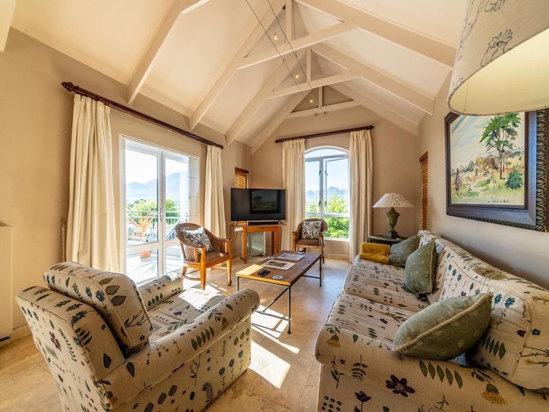 Spacious Furnished Apartment with Mountain Views in Stellenbosch - Photo 1