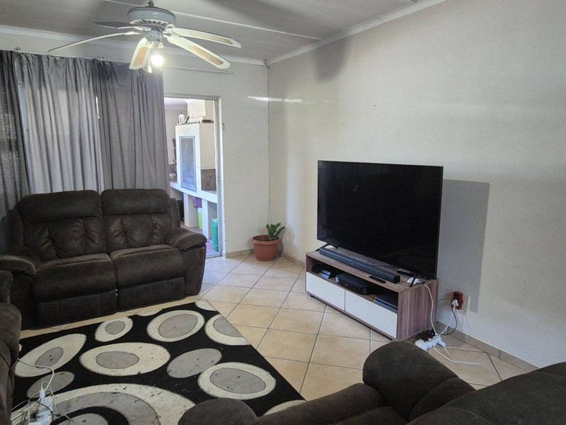 FOR SALE SPACIOUS 2 BEDROOM UNIT IN EROS - Photo 2