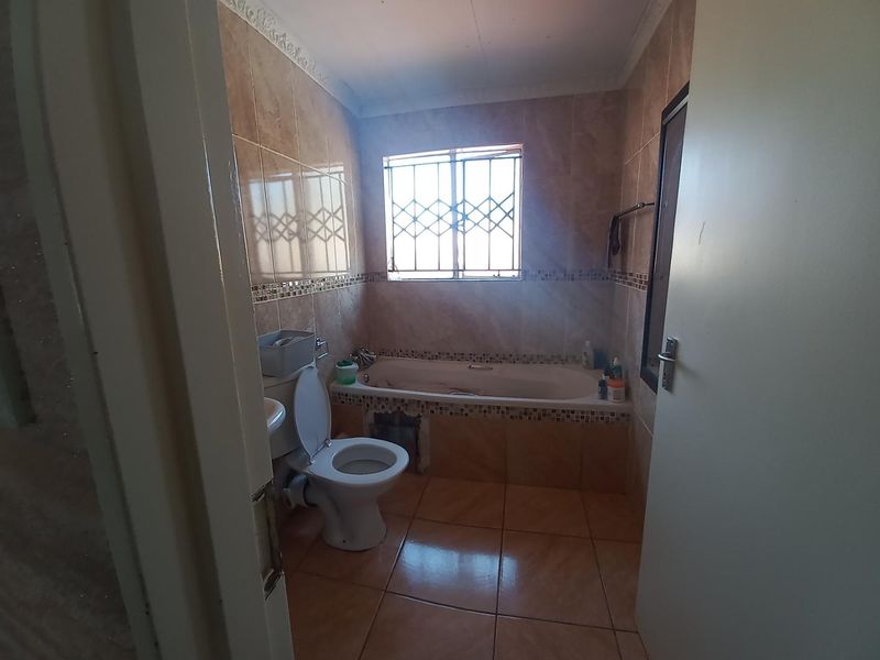 A MODERN HOUSE - Photo 8