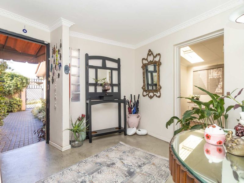 Charming, Characterful, Peaceful Home in the Heart of Hurlingham Manor - Photo 4