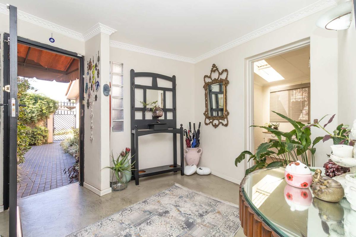 Charming, Characterful, Peaceful Home in the Heart of Hurlingham Manor - Photo 4