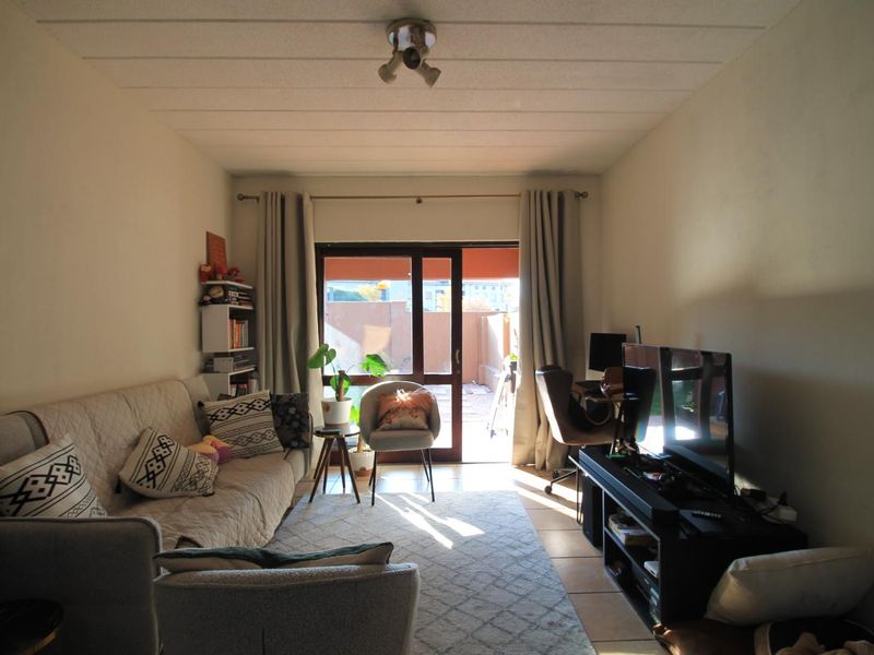 Gorgeous and sunny, garden apartment - Photo 2