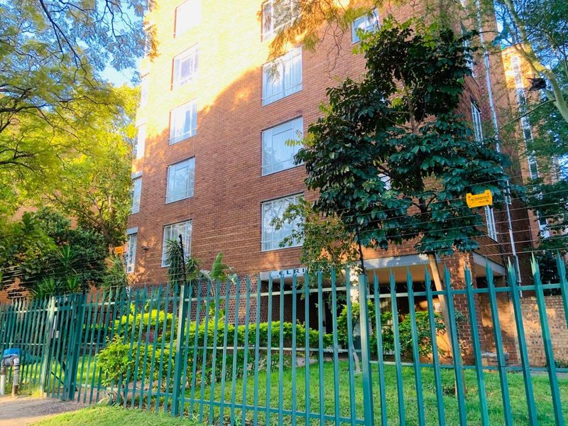 Neat & Comfortable Bachelor Apartment To Let - Photo 2