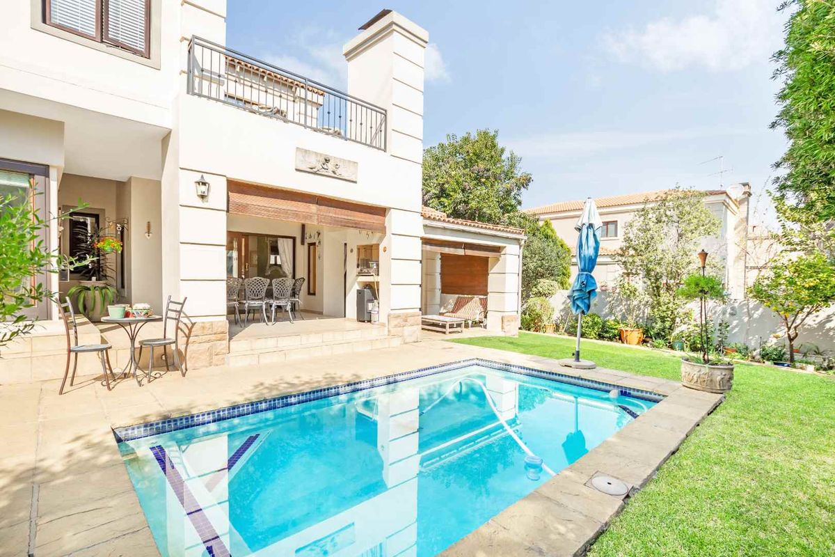 IMMACULATE HOME - Photo 2