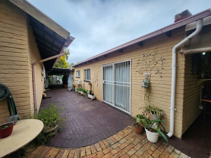 Randhart home built for family living and rental returns - Photo 2