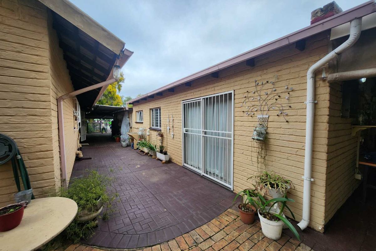 Randhart home built for family living and rental returns - Photo 2