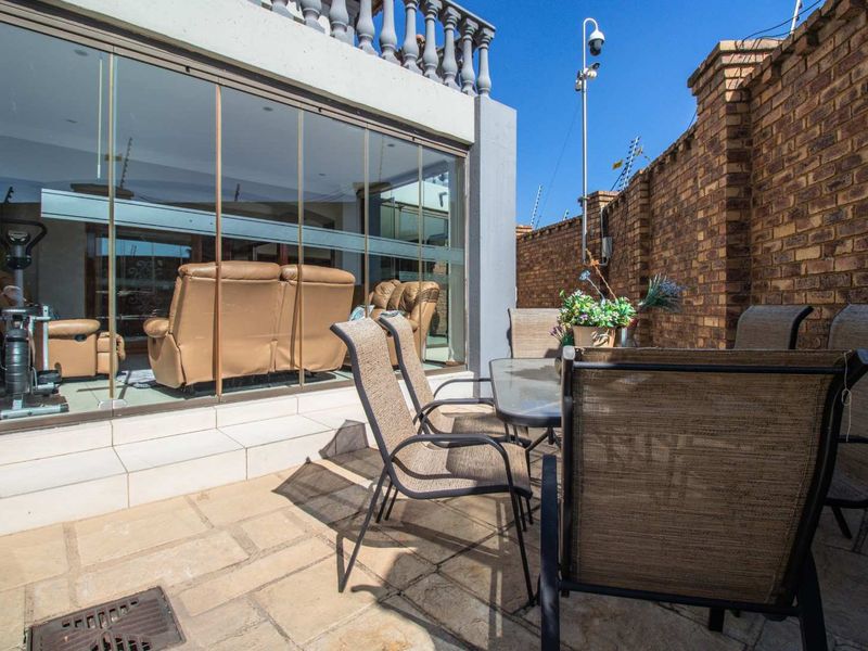 Exquisite Family Home in Monte Cristo - Photo 6