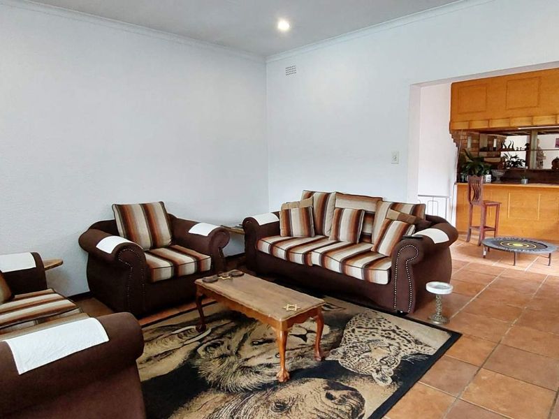 Stunning Family Home with Expansive Grounds, Ideal to Work from. - Photo 8