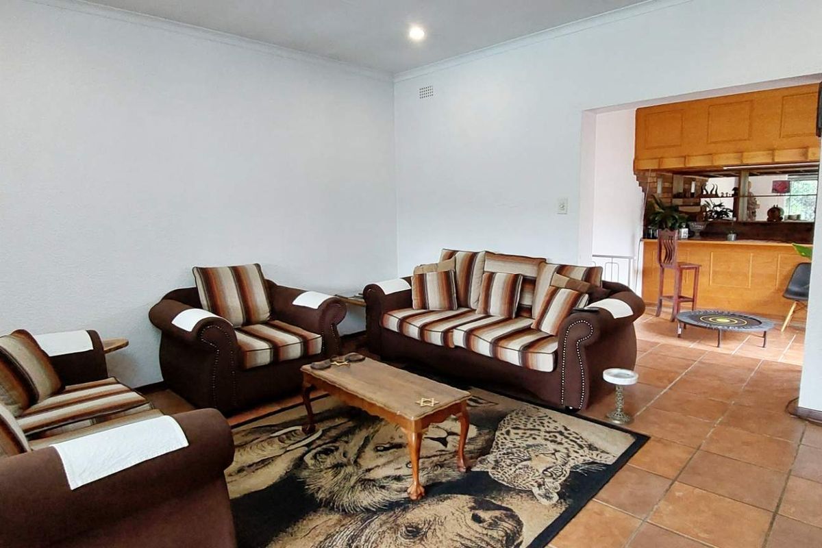Stunning Family Home with Expansive Grounds, Ideal to Work from. - Photo 2