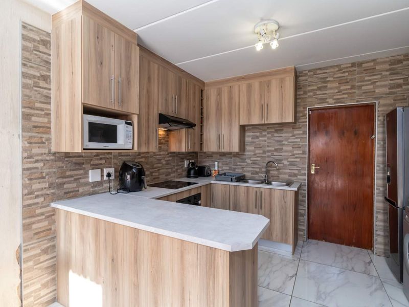 Charming 3-Bed Townhouse: Your Family's New Haven! - Photo 5