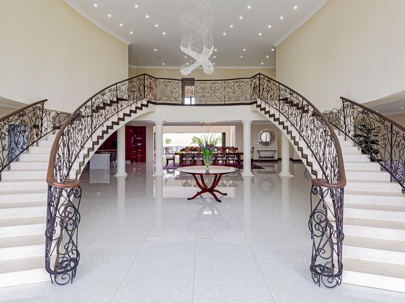 Luxurious 5-Bedroom Mansion for sale in Walkerville - Photo 5