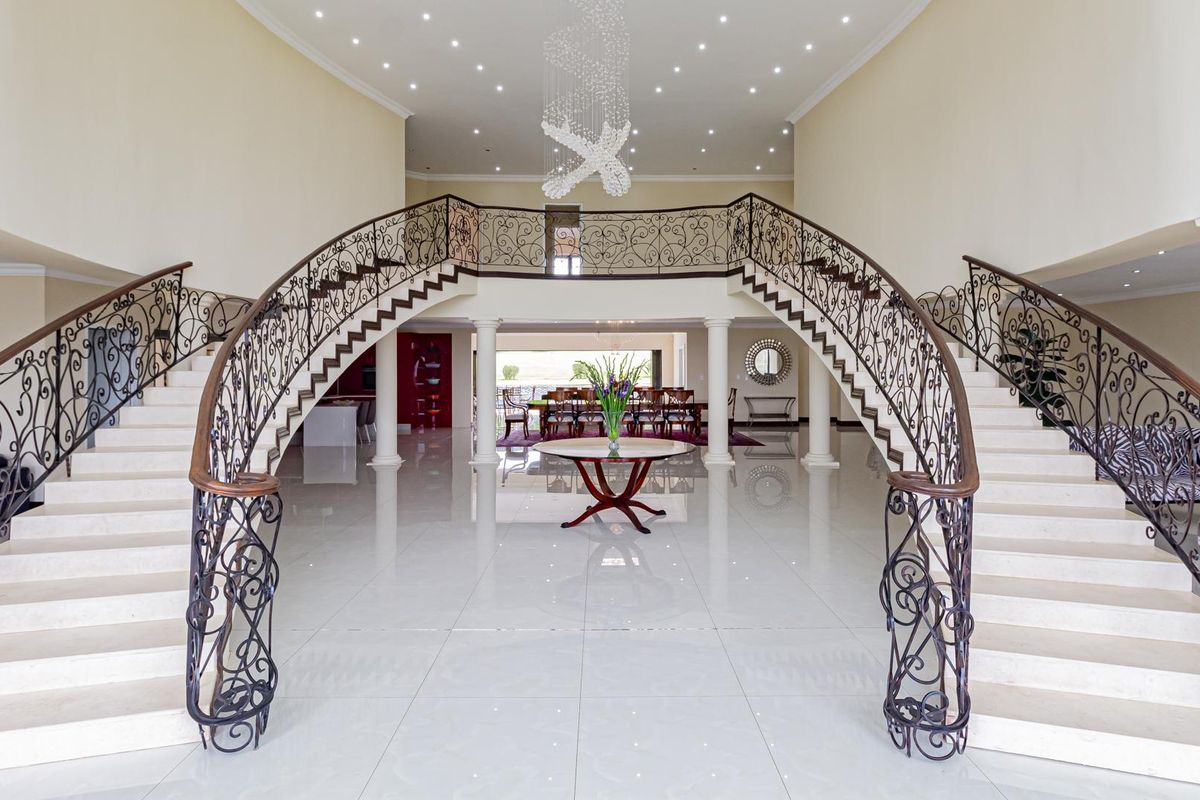 Luxurious 5-Bedroom Mansion for sale in Walkerville - Photo 5