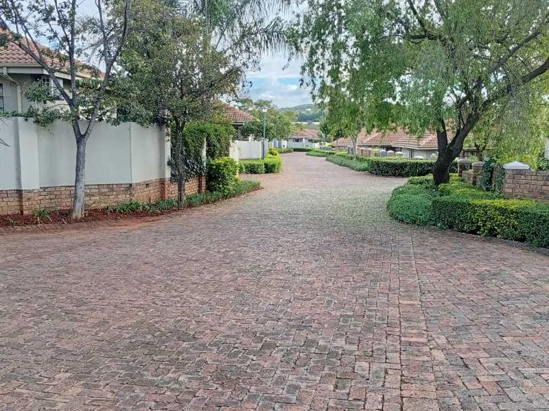 Modern 3-Bedroom Townhouse in Sought-After Complex For Sale! - Photo 5