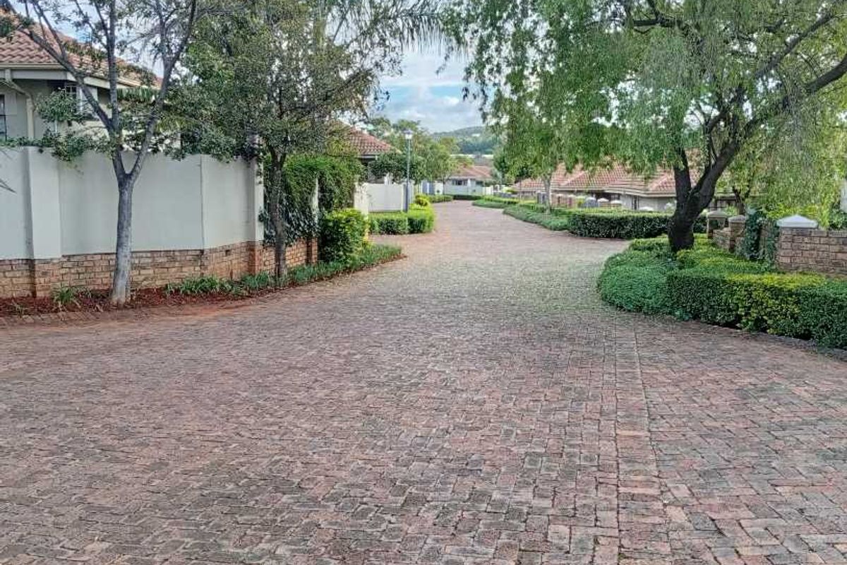 Modern 3-Bedroom Townhouse in Sought-After Complex For Sale! - Photo 5