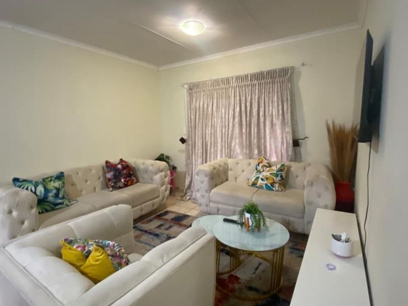 Lock-Up-And-Go 2 Bed 2 Bath in  Groblerpark - Photo 2
