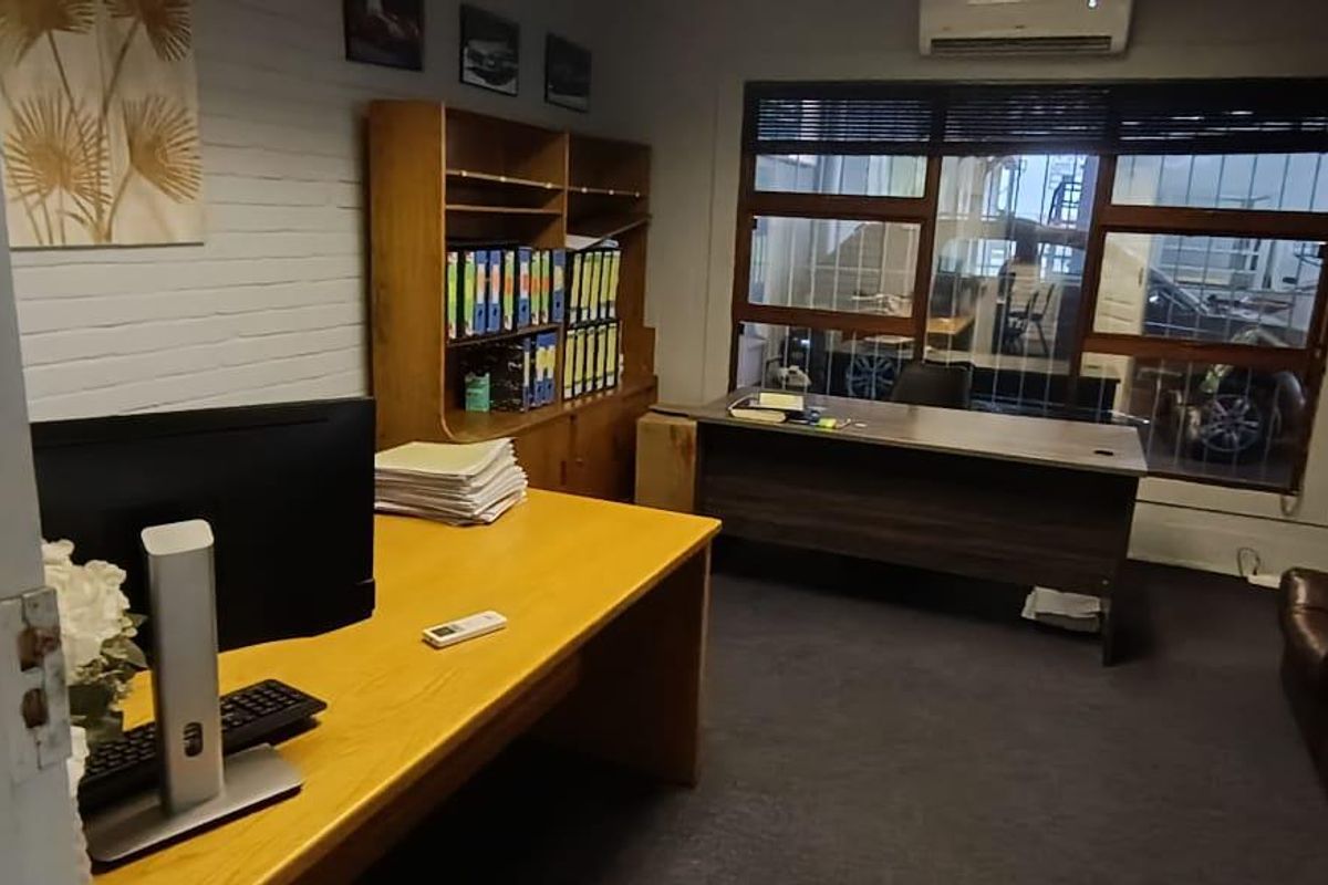 **Prime Commercial Property To Rent in Parow: Ideal for a Car Dealership** - Photo 4