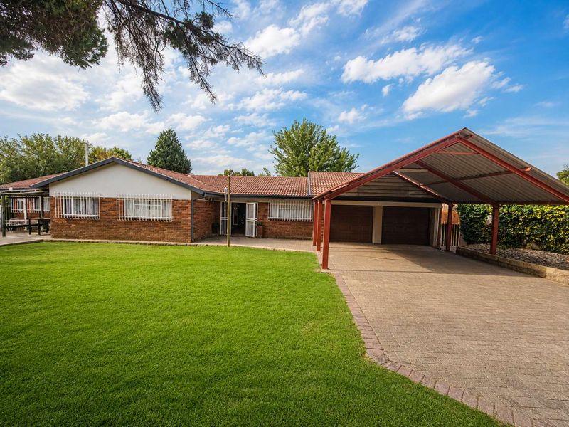 Spacious 4-Bedroom Haven Awaits in Ladybrand! - Photo 1