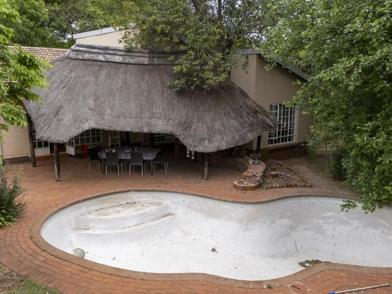 SPACIOUS FAMILY HOME WITH BONUS BACHELOR FLAT - Photo 9