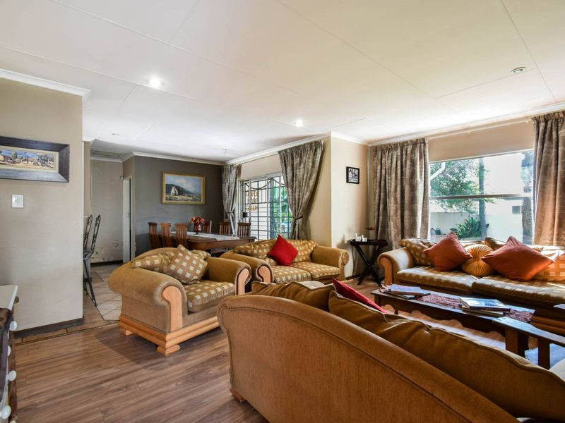 Three bedroom simplex in security complex - Moreleta Park - Photo 5