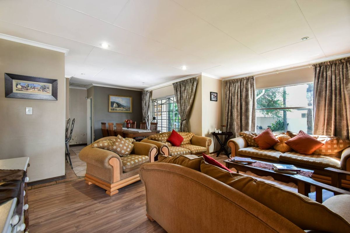 Three bedroom simplex in security complex - Moreleta Park - Photo 5