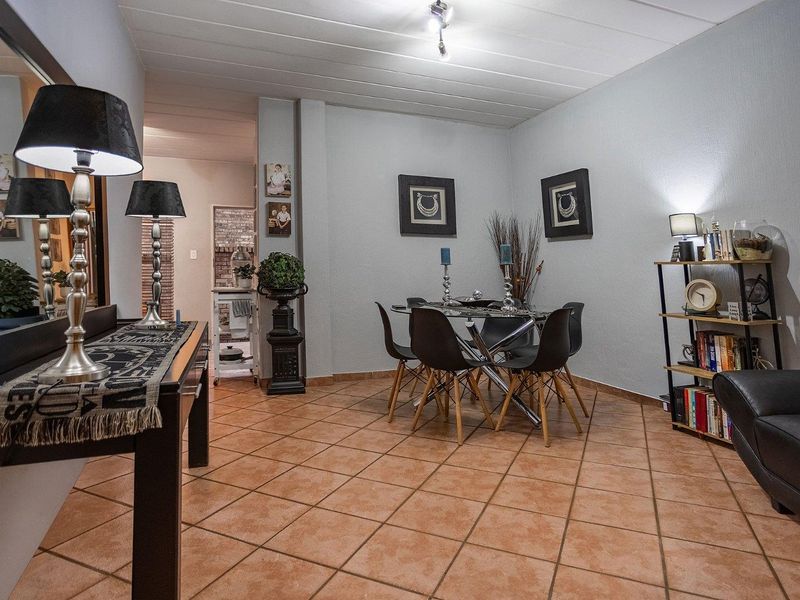 Townhouse with huge garden in the popular Highveld area - Photo 8