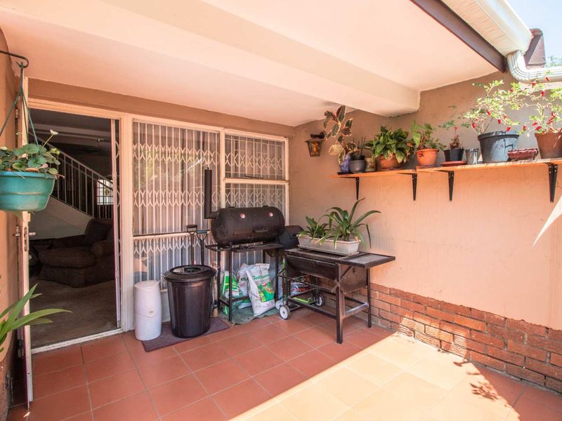 Charming Townhouse: Spacious & Conveniently Located! - Photo 4