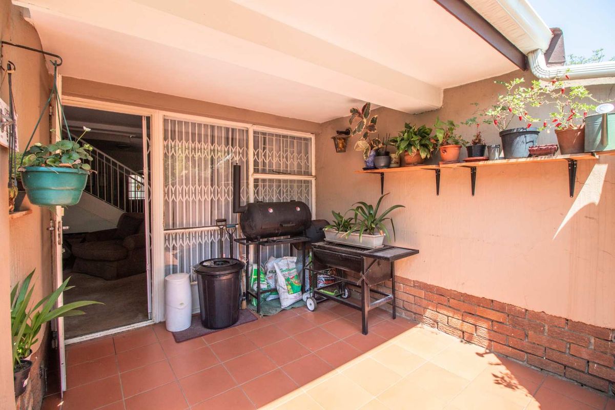 Charming Townhouse: Spacious & Conveniently Located! - Photo 4